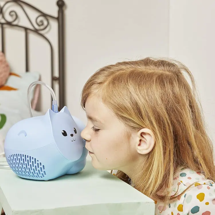 niña jugando con el nebulizador en forma de gato, modelo Omron Nami Car